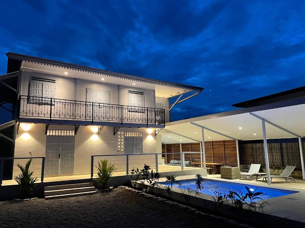 una casa con piscina frente a ella en VILLA CORNELIE, en Cayenne