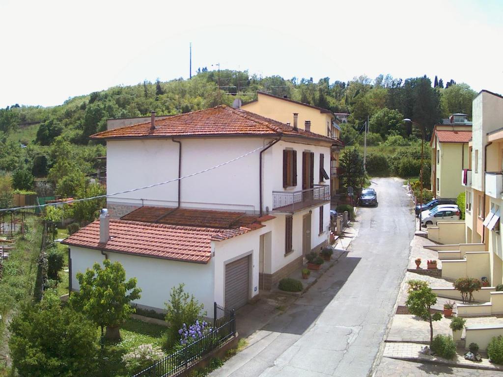 vistas a una calle con casas en una colina en Casa S.Maria, en Levane