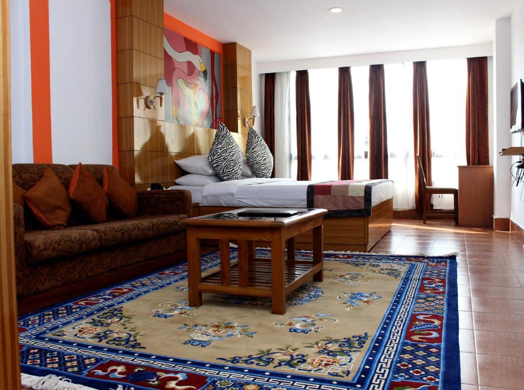 甘托克的住宿－Hotel Tarayana，带沙发和咖啡桌的客厅