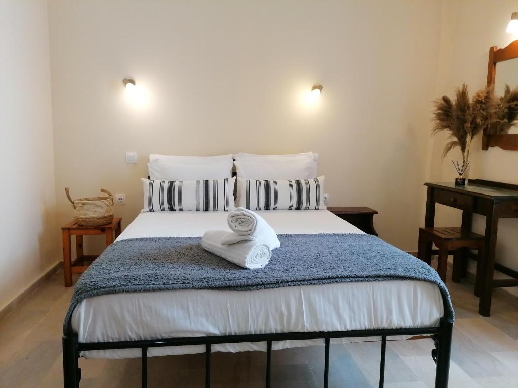 1 dormitorio con 1 cama con 2 toallas en Aquarius, en Moraitika