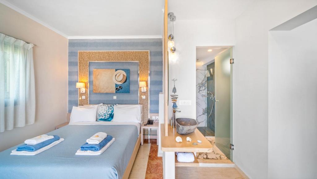 Postel nebo postele na pokoji v ubytování Pyrgos Beach Hotel Apartments