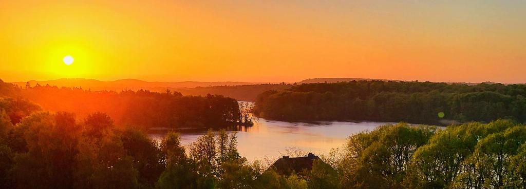 プレーンにあるFeWo Höftsee-Blickの夕日を眺める川の夕日