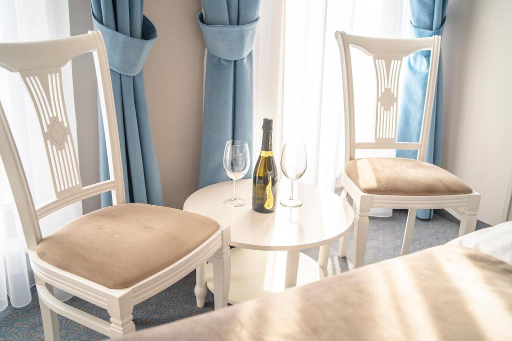 New Era Hotel Old Town Party Zone Bucharest- parking with fee nearby - NOT at the hotel ! - Resim 28