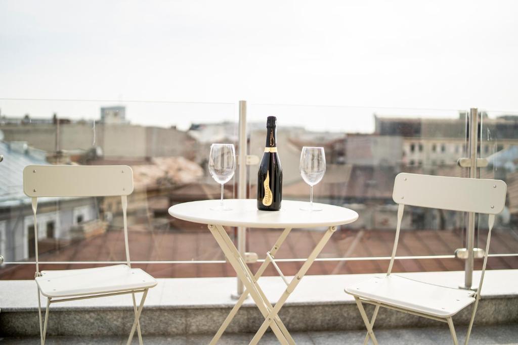 New Era Hotel Old Town Party Zone Bucharest- parking with fee nearby - NOT at the hotel ! - Resim 25