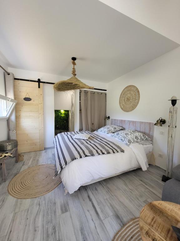 Postel nebo postele na pokoji v ubytování Hôtel Auberge Provençale