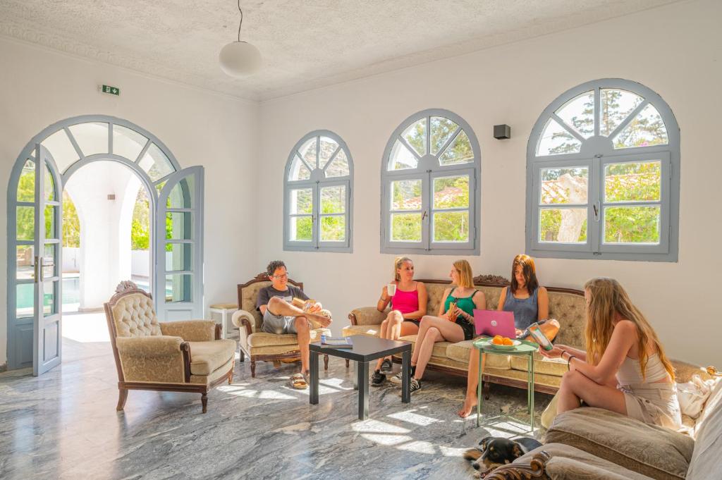 Posezení v ubytování Matala Hostel