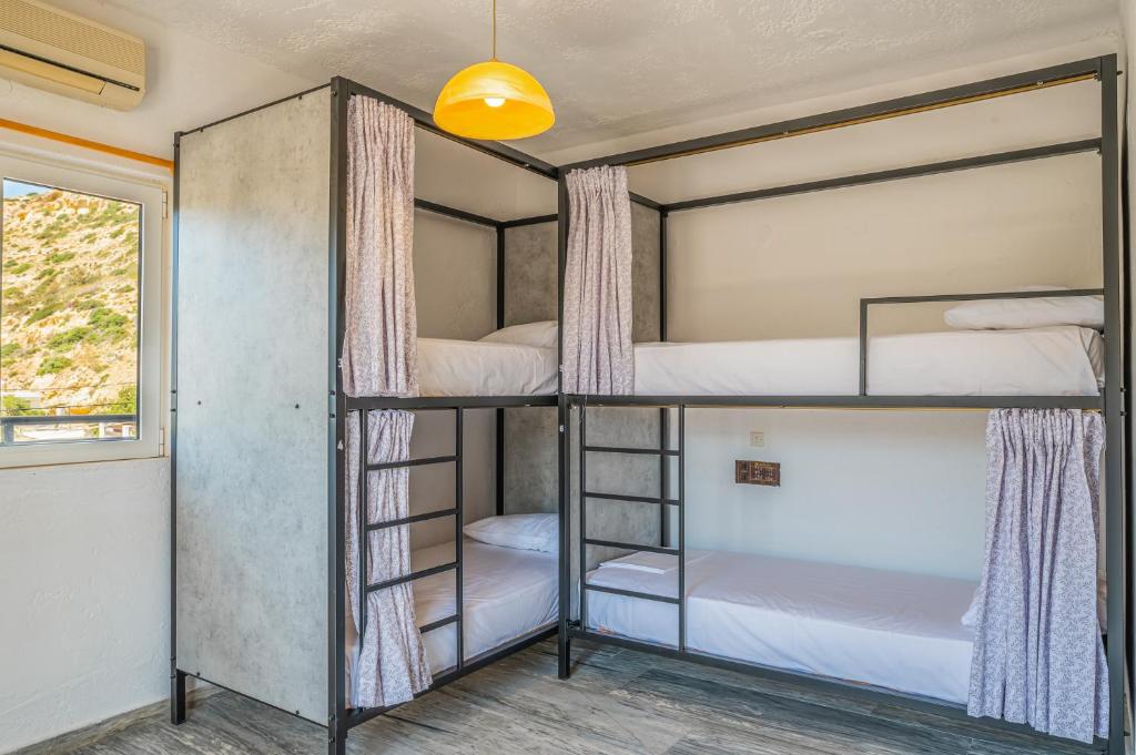 Postel nebo postele na pokoji v ubytování Matala Hostel