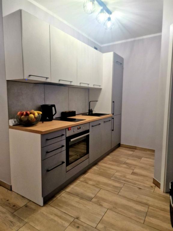 Kuchyňa alebo kuchynka v ubytovaní Apartament z basenem i ogródkiem Baltic Sun A17