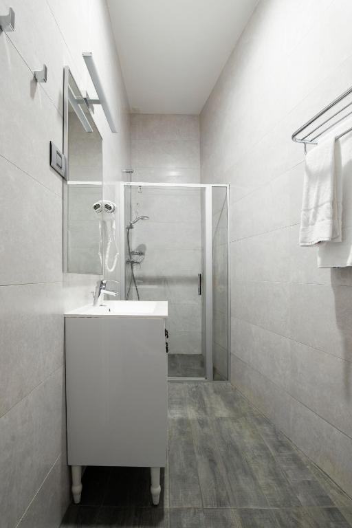 Koupelna v ubytování New Era Hotel Old Town Bucharest parking with fee nearby