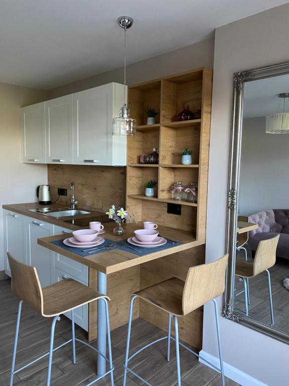 una cucina con tavolo, sedie e lavandino di Ami's House Castle View a Bled