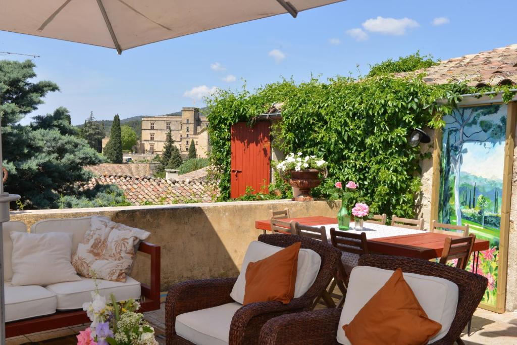 d'une terrasse avec des chaises et une table offrant une vue. dans l'établissement La BARBELLA, à Lourmarin