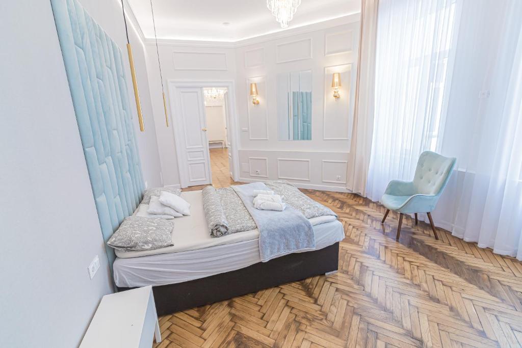 Ένα ή περισσότερα κρεβάτια σε δωμάτιο στο ROYAL Apartments