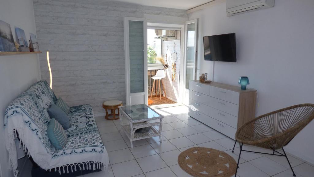 Photo de la galerie de l'établissement Coquet T2 climatisé, véranda vue mer, Le Caounil, St Pierre la Mer, à Saint Pierre La Mer