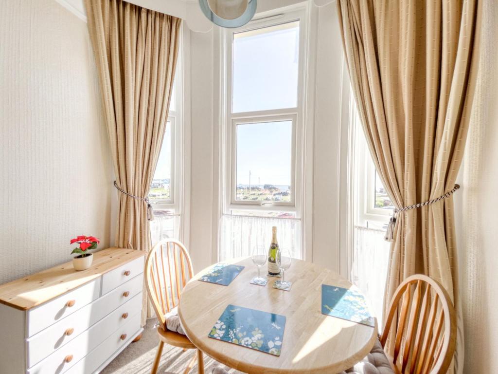 Apartment 1 Large Studio Sea Front- Sea Views- Free Parking - Maison De Vacances