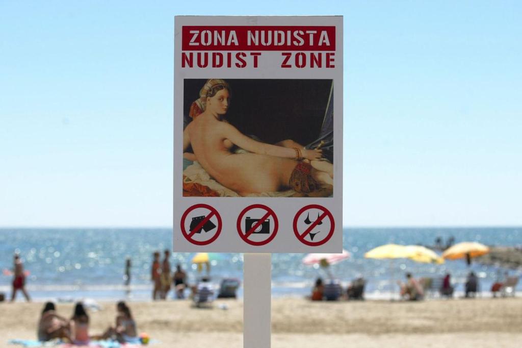 un cartel en la playa con gente en la playa en NICE DREAM!!, en Playas de Vera