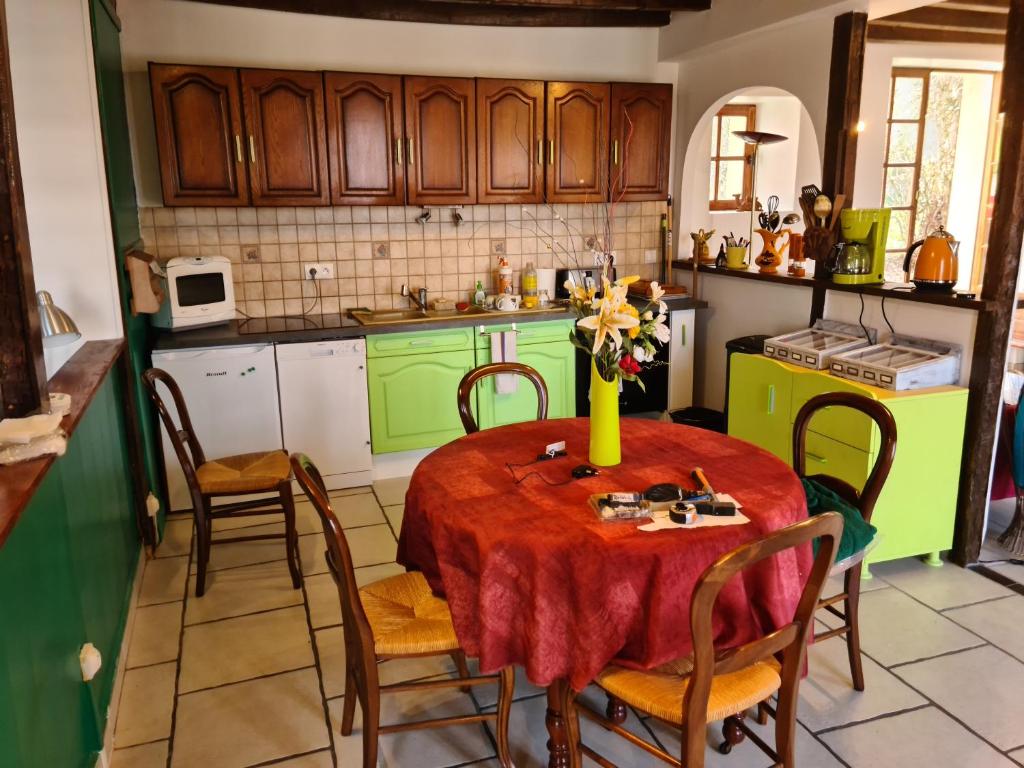 Kuchyň nebo kuchyňský kout v ubytování Gite La Nuit Des Rois Sancerre
