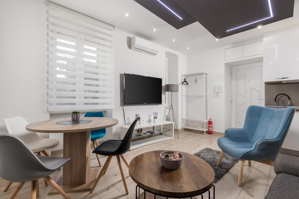 Rijeka Old Town Apartment - 15