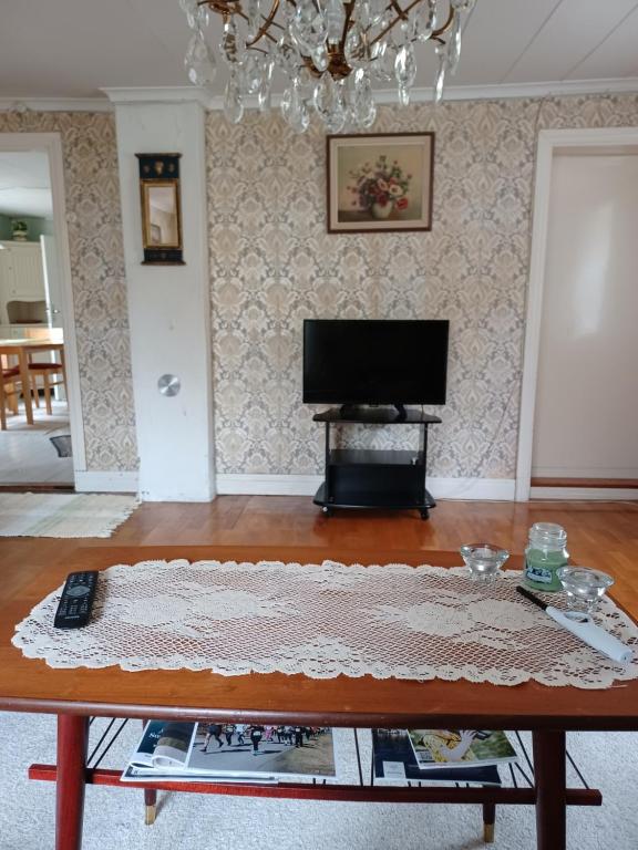 TV a/nebo společenská místnost v ubytování Kopparhyttan1