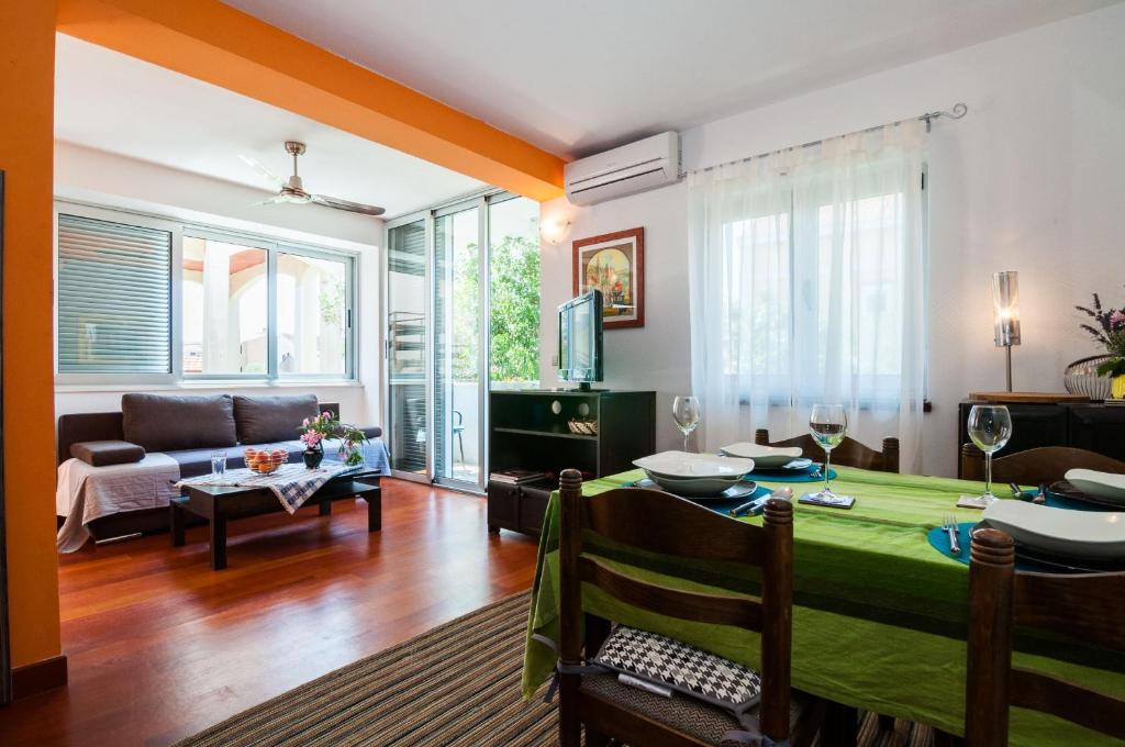 - un salon avec une table et un canapé dans l'établissement Lara&Dan apartments, à Zadar