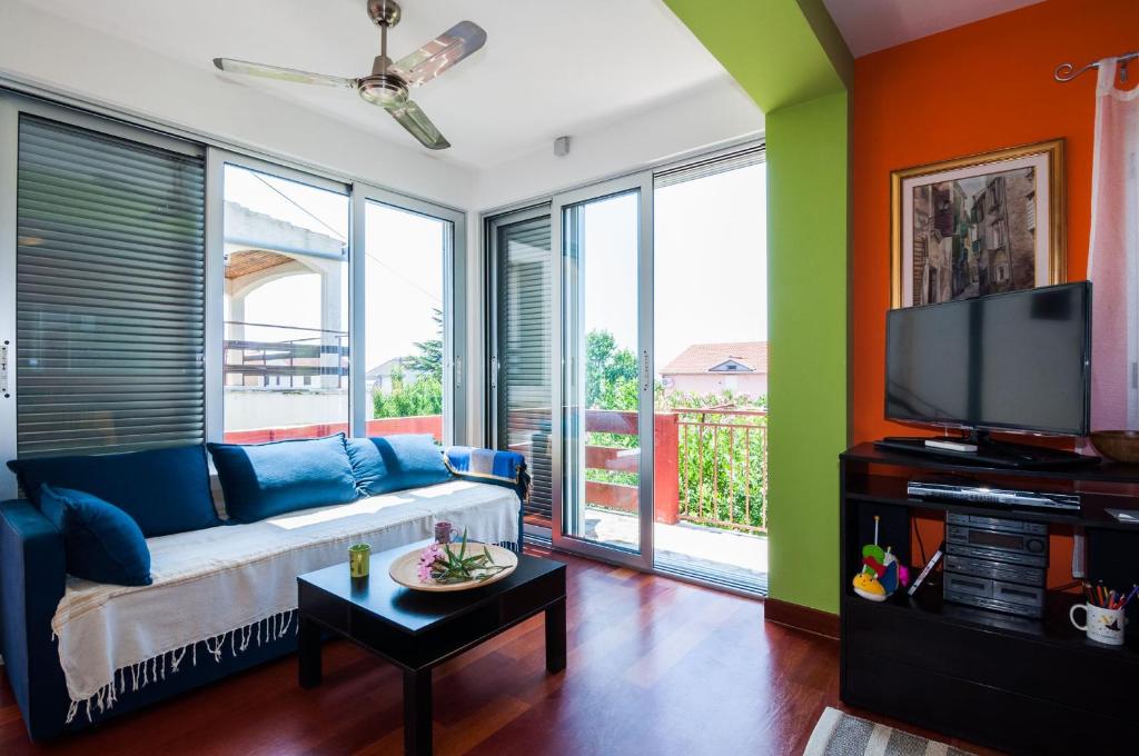 Televízia a/alebo spoločenská miestnosť v ubytovaní Lara&Dan apartments