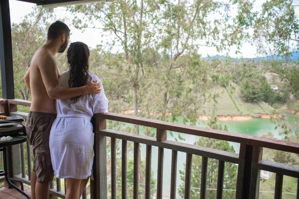 F4-Cabañas con represa y glamping peñol y Guatapé