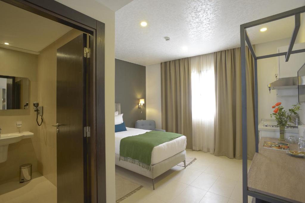 Postel nebo postele na pokoji v ubytování MAIA HOTEL SUITES