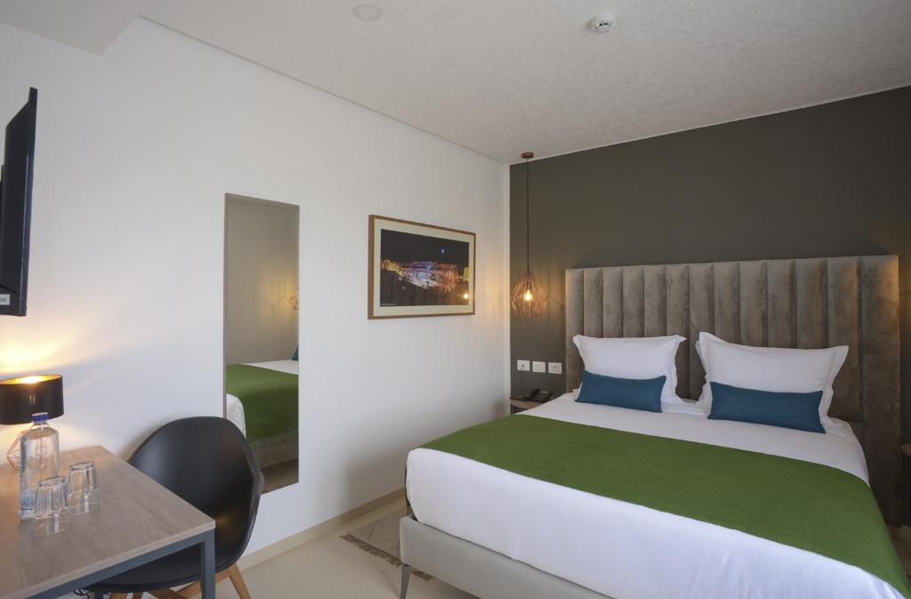 Postel nebo postele na pokoji v ubytování MAIA HOTEL SUITES