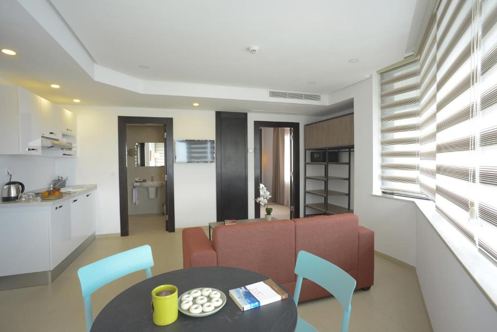 Kuchyň nebo kuchyňský kout v ubytování MAIA HOTEL SUITES