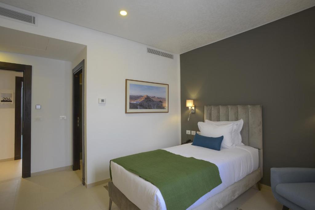 Postel nebo postele na pokoji v ubytování MAIA HOTEL SUITES