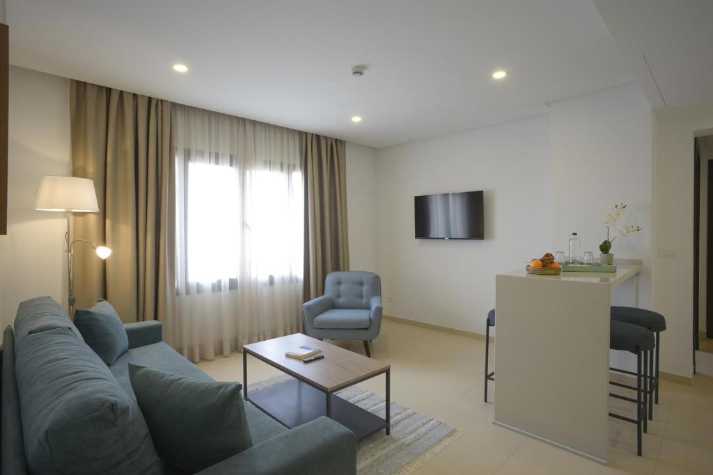 TV a/nebo společenská místnost v ubytování MAIA HOTEL SUITES