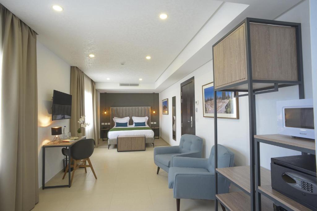 TV a/nebo společenská místnost v ubytování MAIA HOTEL SUITES