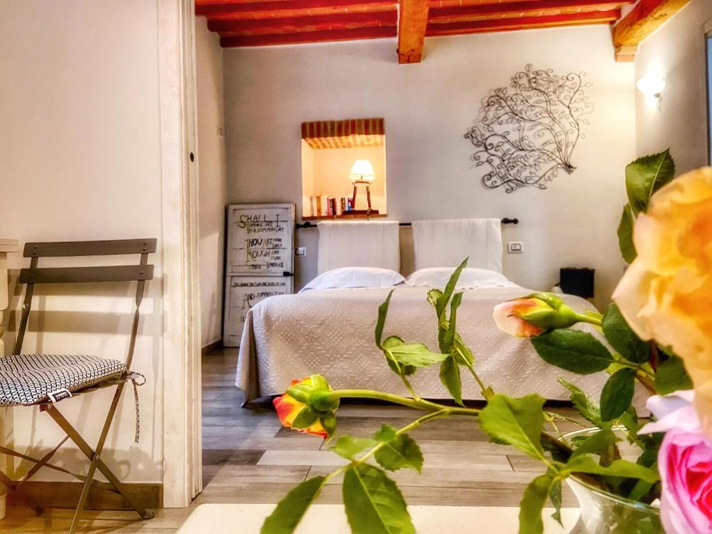 Un dormitorio con una cama y una cocina. en Il Buonumore, en Montepulciano
