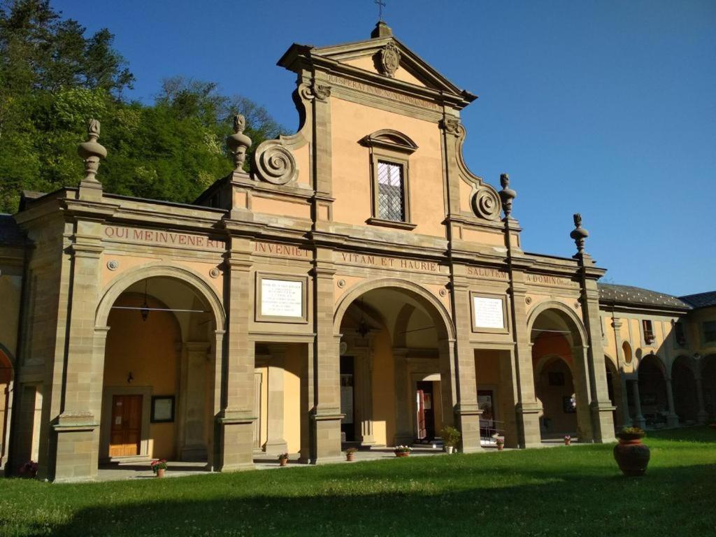 un vieux bâtiment avec une horloge en haut dans l'établissement Locanda del Pellegrino, à Roncobillaccio