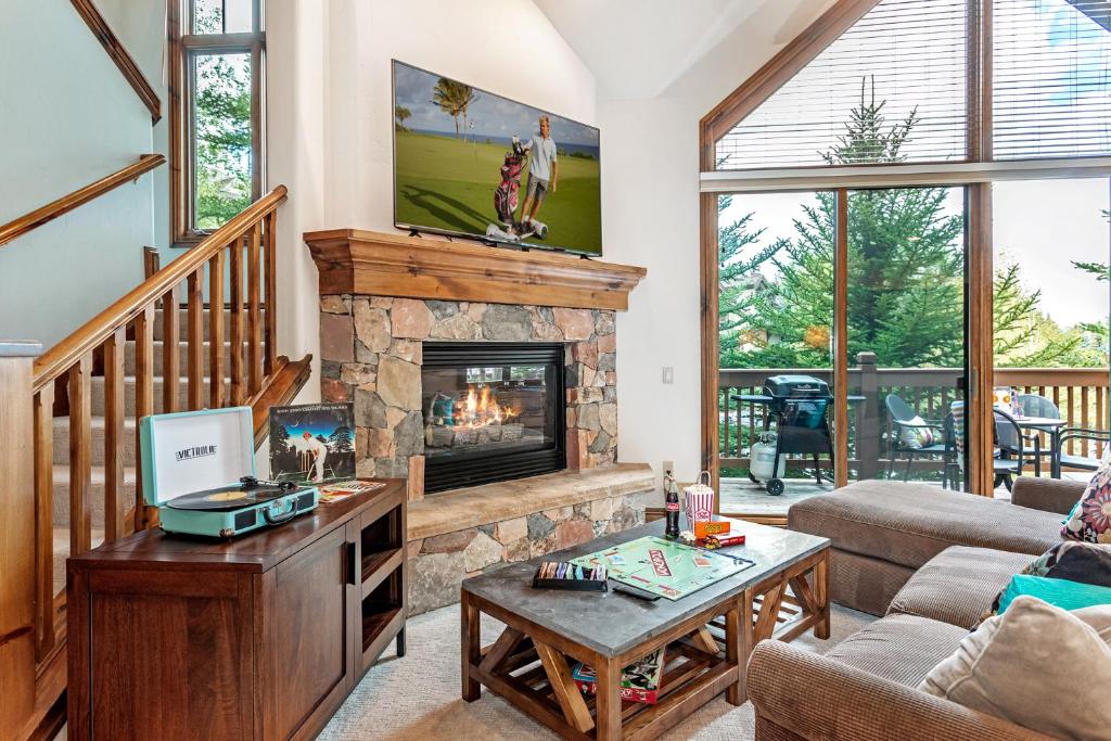 EdwardsにあるE1 Village Townhouseの暖炉とテレビのあるリビングルーム