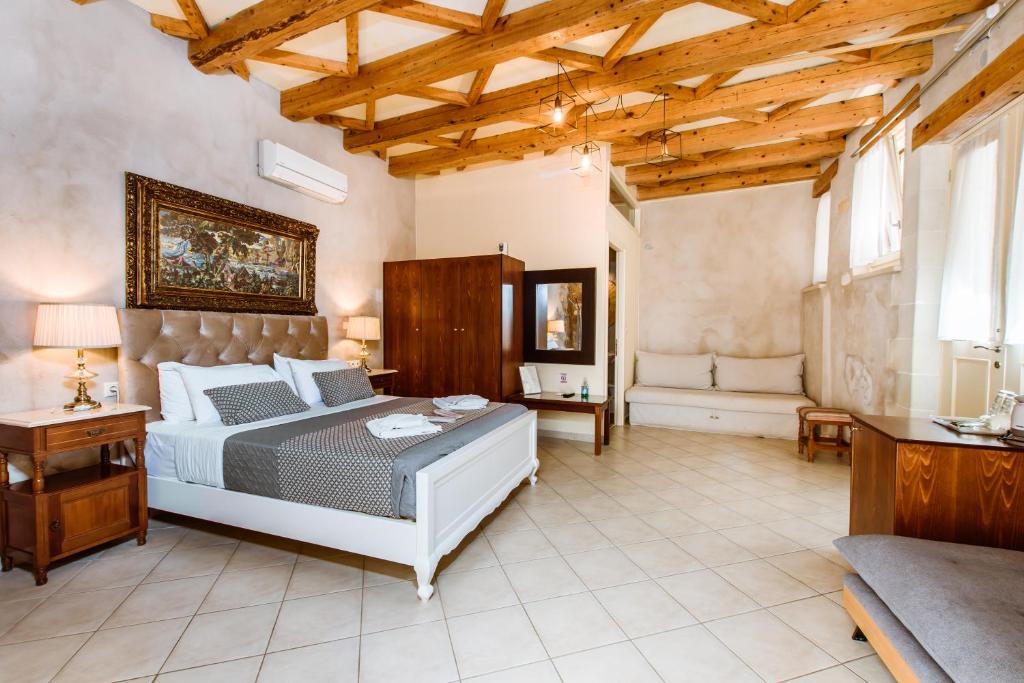 En eller flere senge i et værelse på Bozzali Deluxe Hotel
