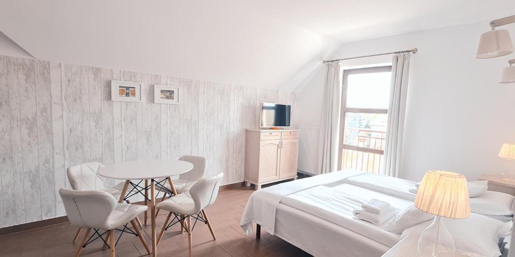 Posteľ alebo postele v izbe v ubytovaní Apartamenty Sasinówka