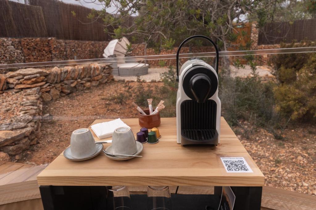 Utensilios para hacer té y café en Noches de Calig