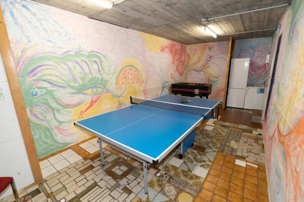 Stolní tenis v ubytování Pensiun Lischana nebo okolí