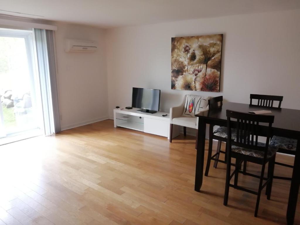 TV a/nebo společenská místnost v ubytování Condos Vacances Orford