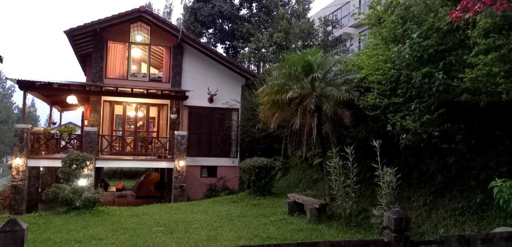 Villa Elisabeth at Villa Istana Bunga - Sala Familiar Con Balcón