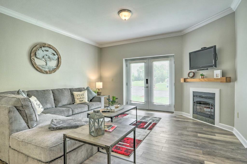 TV a/nebo společenská místnost v ubytování Downtown Pigeon Forge Condo with Pool Access!