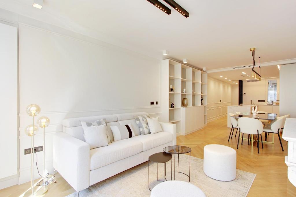 Sala de estar blanca con sofá blanco y mesa en Stunning apartment with view at the very heart of Paris en París