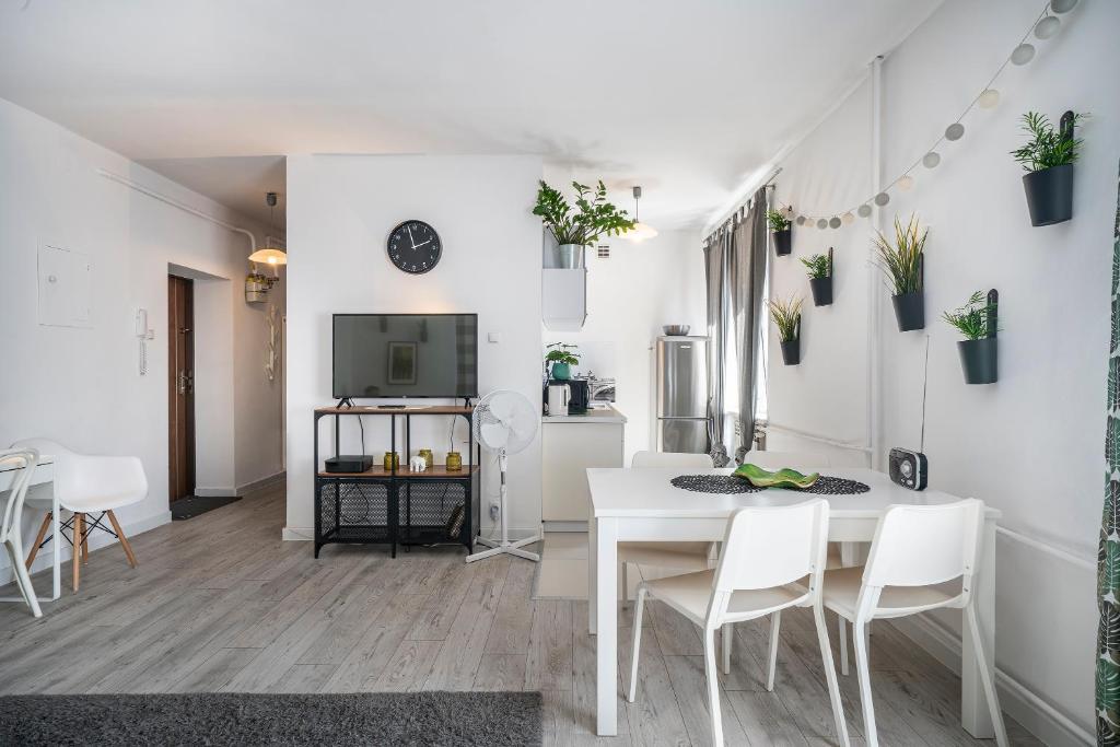 una sala de estar blanca con mesa blanca y sillas en 04 Gdynia Centrum - Apartament Mieszkanie dla 4 os, en Gdynia