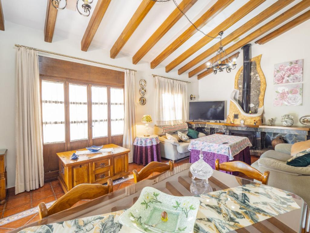 Televízia a/alebo spoločenská miestnosť v ubytovaní Cubo's Villa El Sauce de Coin