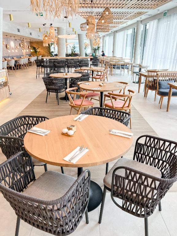 Reštaurácia alebo iné gastronomické zariadenie v ubytovaní Apartament Morski Widok Międzyzdroje