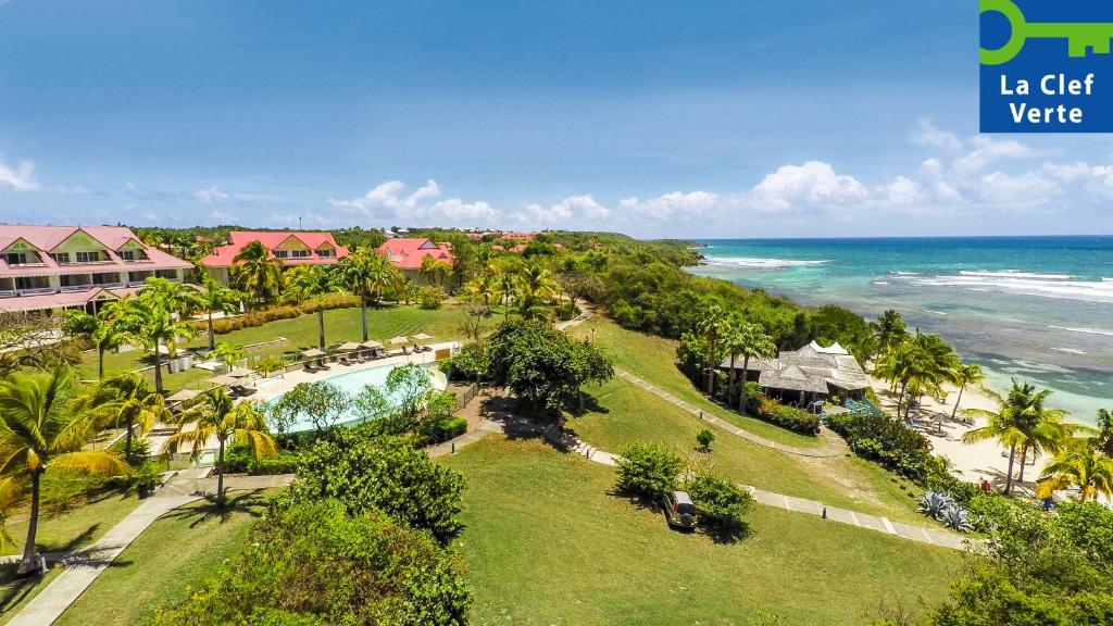 una vista aerea di un resort vicino all'oceano di Résidence Pierre & Vacances Premium Les Tamarins a Sainte-Anne