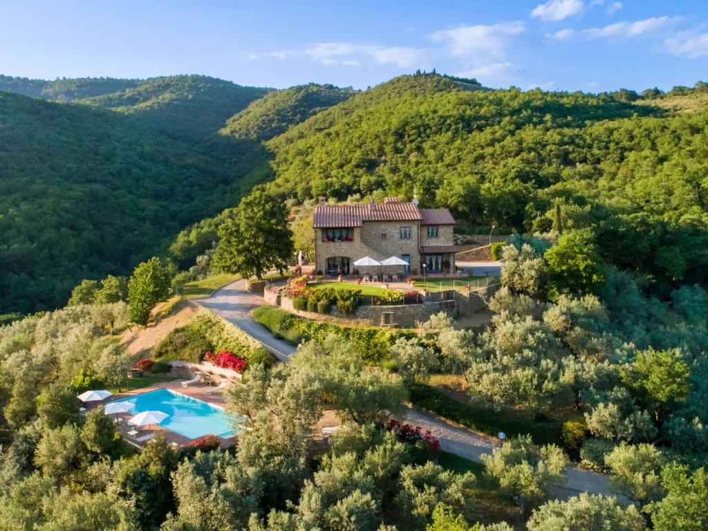  Elle offre une vue aérienne sur une villa située dans les montagnes et dotée d'une piscine. dans l'établissement Villa Zen by Interhome, à Santa Cristina