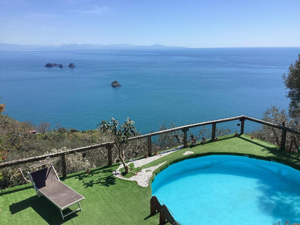 ein Swimmingpool mit Blick auf das Meer in der Unterkunft Holiday Home Fontanarosa by Interhome in SantʼAgata sui Due Golfi