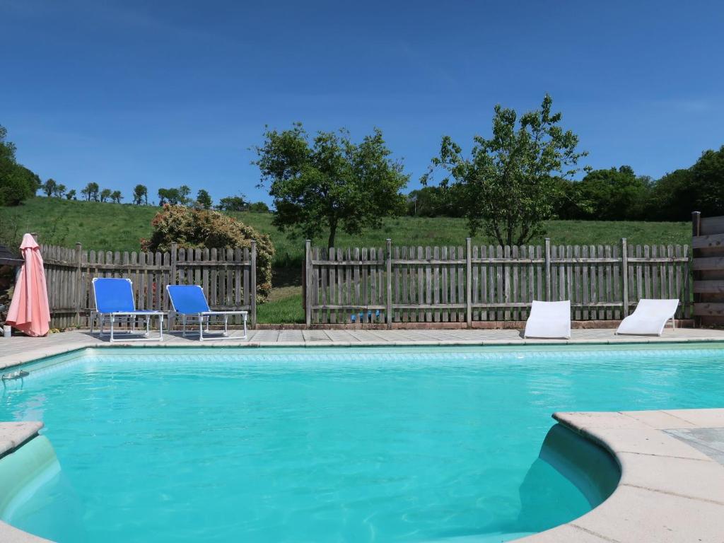 沙托蘭的住宿－斯唐福恩別墅，一个带两把椅子和围栏的游泳池