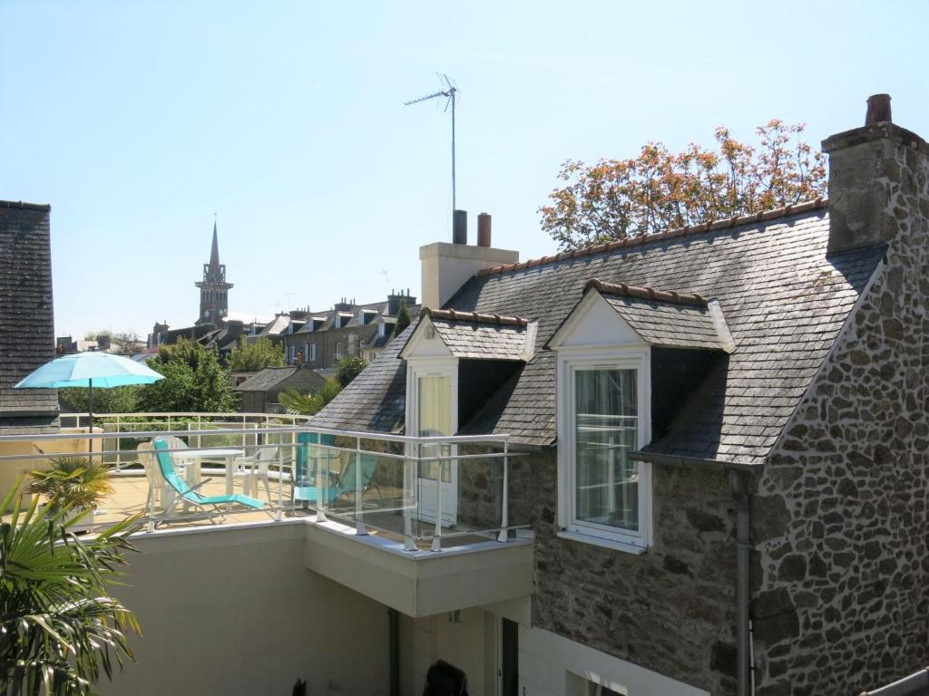 Cette maison dispose d'un balcon et d'une terrasse. dans l'établissement Apartment Le Bénétin - DAR303 by Interhome, à Dinard